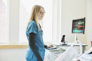 Nurse uses HDMI docking station at patient bedside